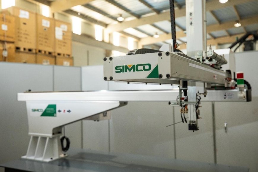 Robô manipulador é nova aposta da SIMCO para o setor de transformação de plásticos